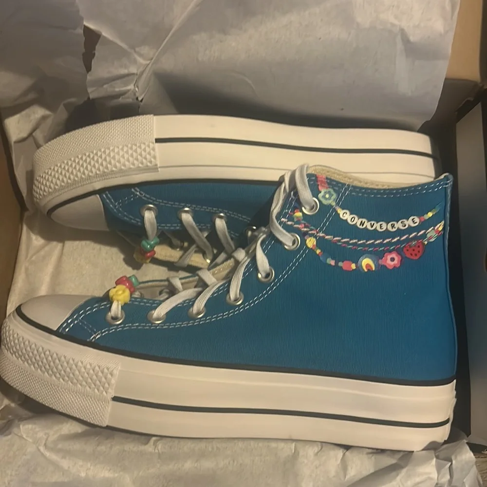 NWT Converse Chuck Taylor All Star Lift Platform Embroidered Bracelet